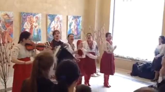 На йолиці скрипка бас