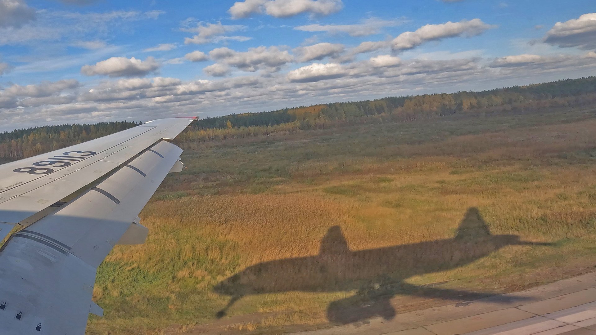 Архангельск: посадка - аэропорт - взлёт. Красивый осенний лес под крылом. Сентябрь, 2022. смотреть онлайн