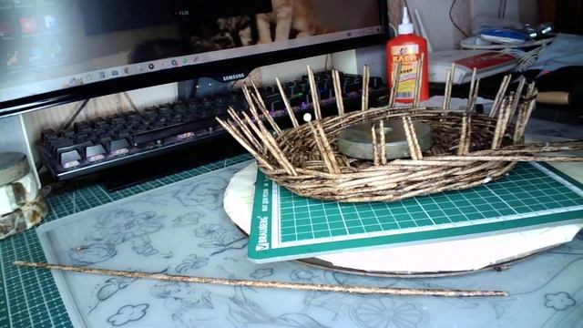 Корзинка с вышивкой . 1 часть 260 трубочек полоса 7 см длина 30см спица 1,2мм