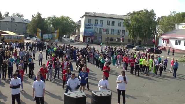 Утренняя зарядка на площади им.Ленина в Новоульяновске.mp4 смотреть онлайн