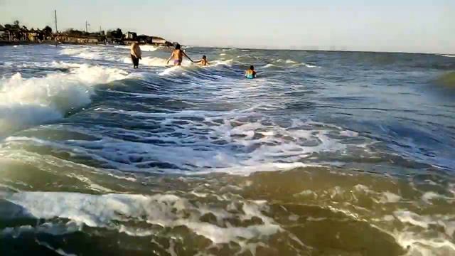 Купание в волнах. Бердянск, Коса, Азовское море. смотреть онлайн