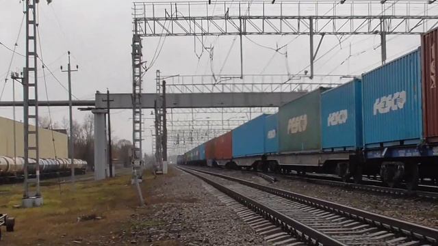 "Пропесочил" ВЛ11М-349. С валютным поездом, проследует станцию Щербинка. смотреть онлайн