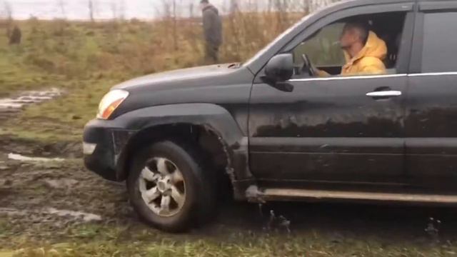 Отдых в кругу друзей в доме у реки смотреть онлайн