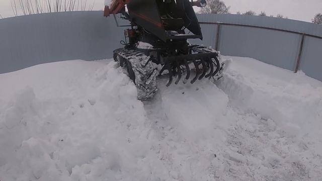 Самодельный робот вышел на уборку снега . смотреть онлайн