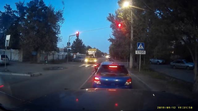 Водитель автобуса проехал на красный свет смотреть онлайн