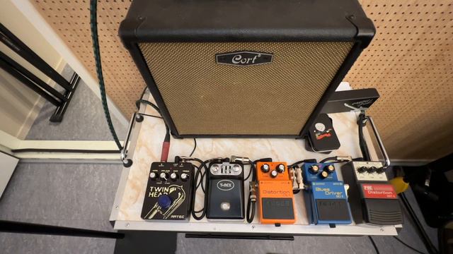 연습뿐만 아니라 녹음에도 좋을 거 같은 정말 똘똘한 CORT CM15G 6만 원에 이렇게 똘똘한 앰프 별로 없습니다 여러분들과 같이 여러 이팩터들과 소리를 들어 보도록 하겠습니다 смотреть онлайн