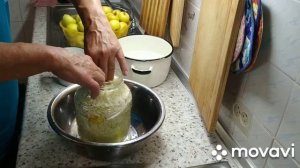 Яблоки мочёные простой рецепт. Засолка яблок в капусте на зиму. Засолка в рассоле в банках.