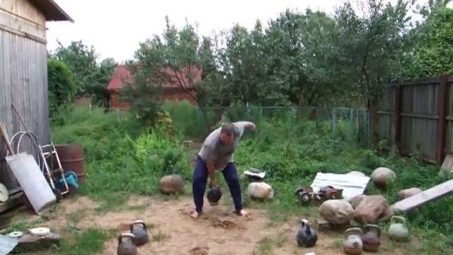 РЫВОК ГИРИ ВВЕРХ ДНОМ ОДНОЙ РУКОЙ 55 КГ.avi смотреть онлайн