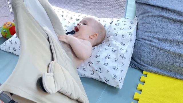 Большой манеж для ребёнка / Малыш играет на барабане смотреть онлайн