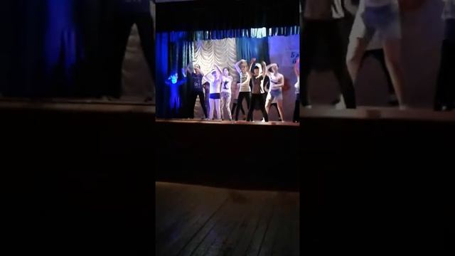 Дети танцуют зажигательный танец смотреть онлайн