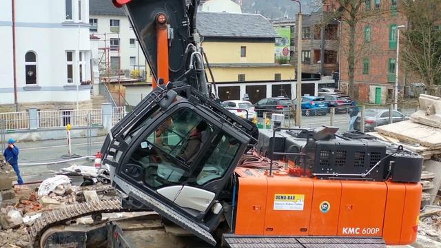 Building demolition with Hitachi KMC 600 P - Kiesel Multi Carrier. 4K - Drohne смотреть онлайн