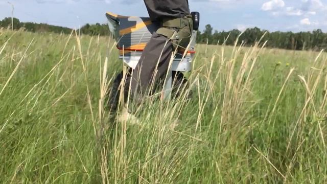 Off-road EUC on a bumpy field with grass - Bublik-18 на кочкастом поле с тавой смотреть онлайн