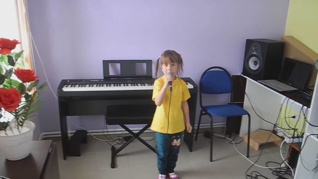 Занятие по вокалу/Песня "Гномик"/Коровикова София 4 года/16.01.16 смотреть онлайн