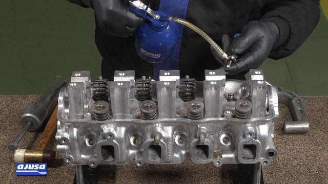 SUZUKI VITARA 1.6 (G16A) Valve stem seal assembly – Montaje del retén de válvula Ajusa смотреть онлайн
