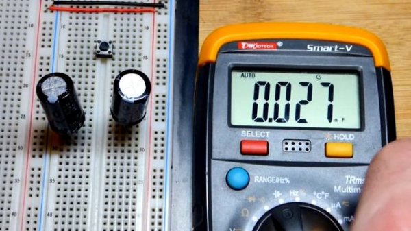 How to measure capacitance with a multimeter for single and parallel capacitors