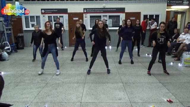 В Архангельске прошел танцевальный флешмоб посвященный РЖД смотреть онлайн