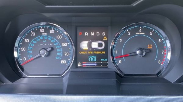 Jaguar XKR-S - это нелепый маслкар от  Jaguar