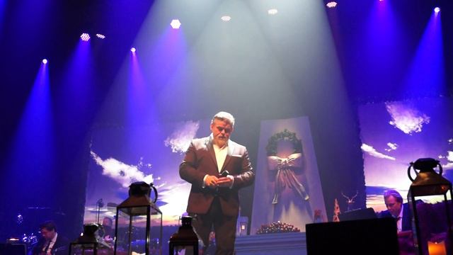 Stig Rossen synger HER KOMMER, JESUS DINE SMÅ (Olinerne) смотреть онлайн