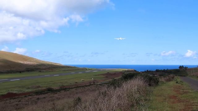 LATAM B789 taking off from Mataveri Airport on the Easter Island смотреть онлайн