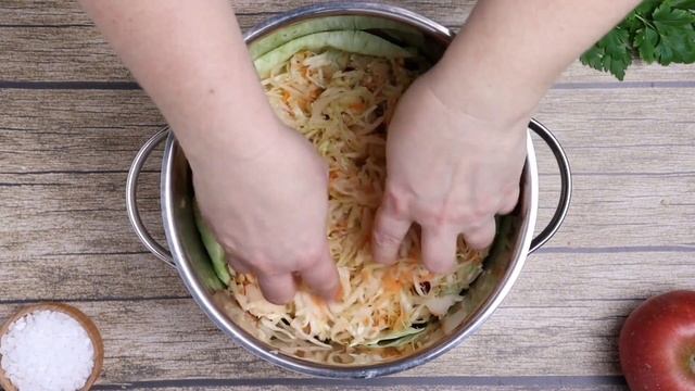Квашенная капуста с клюквой и яблоками на зиму смотреть онлайн