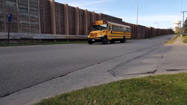 Американский школьный автобус. Как высаживают школьников на остановке. смотреть онлайн