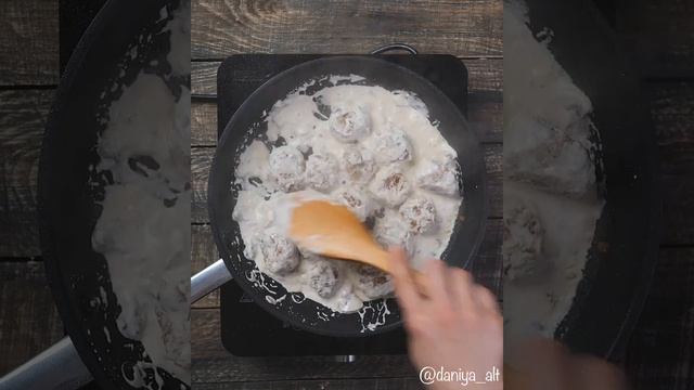 Мясные фрикадельки в сливочно-грибном соусе | Паста с фрикадельками смотреть онлайн