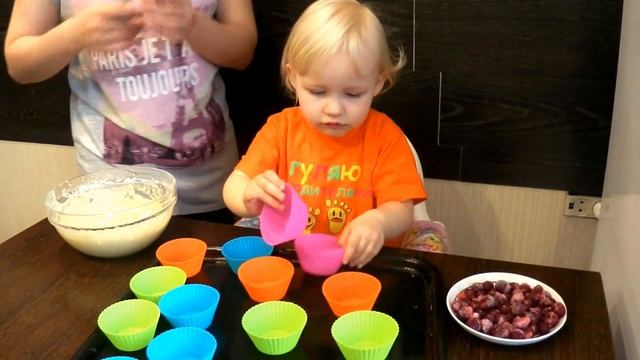 Наша Тая. Печем кексы маффины с начинкой. Bake muffins cupcakes with Taya. Видео для детей. смотреть онлайн