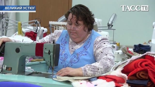 Олимпийскую коллекцию костюмов шьют для Российского Деда Мороза в Великом Устюге смотреть онлайн