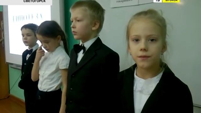 Учитель начальной школы рассказывает школьникам об истории города смотреть онлайн