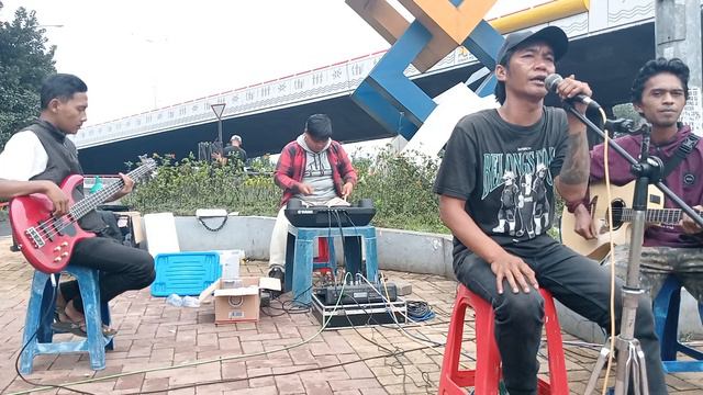 Kasih Kau Jangan Pergi - Bunga (Live Cover By  KML In The Road)