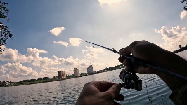 Мой лучший спиннинг приносит много рыбы! Рыбалка на ультралайт. Рыбачим на микроджиг в пруду смотреть онлайн