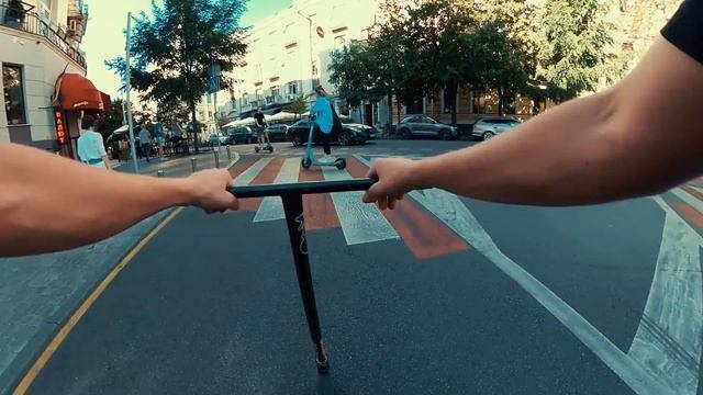 ДЕНЬ ГЛАЗАМИ СУМАСШЕДШЕГО САМОКАТЕРА | KYIV SCOOTR DAY | смотреть онлайн
