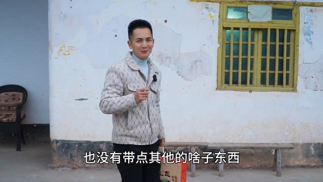 明二锅遇一位热情叔叔，让免费在他家吃饭住宿，拿出自家腊肉相送 смотреть онлайн