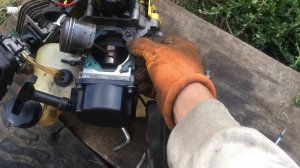 Бензокоса заводится и глохнет. Нет холостых оборотов. Бешено орет и глохнет.