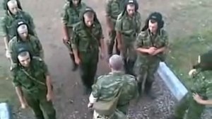 Медведя в цирке учат ездить на велосипеде.