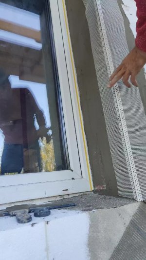 Установка уголка с сеткой на оконные откосы дома, утеплённые фасадным пенопластом СФТК Мокрый Фасад