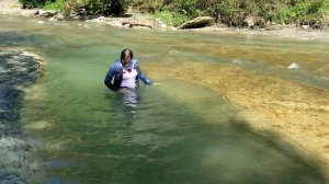 Вика в джинсах в реке