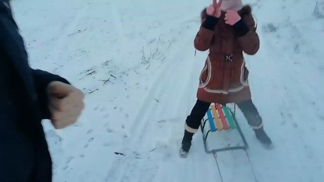 Покатушки на санках за машиной#зима#снег#санки#научиться кататься#путешествие на машине#На машине#) смотреть онлайн
