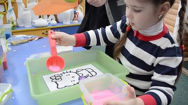 Даринка рисует картинку из цветного песка (Hello Kitty) смотреть онлайн