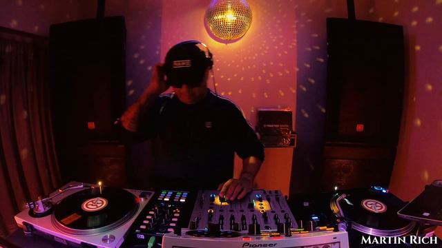 FUNKY HOUSE ( Traktor DVS ) смотреть онлайн