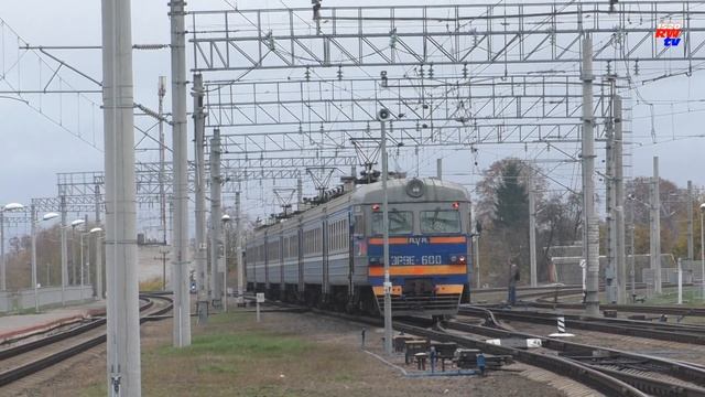 Электропоезд ЭР9Е-600 отправляется со станции Жлобин-Пассажирский | ER9E-600, Zhlobin-Pass station смотреть онлайн
