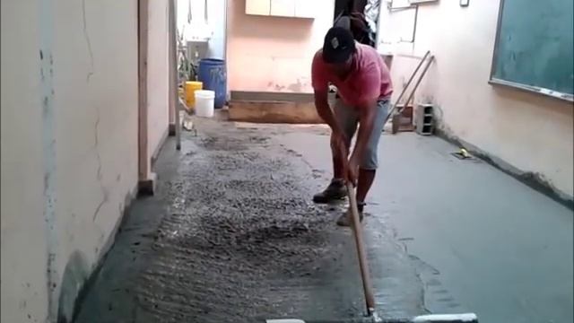 Como Espalhar Concreto Com Tubo De PVC