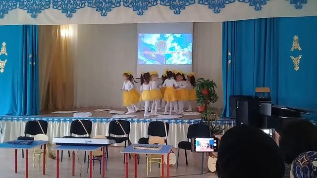 ТАНЕЦ МАЛЕНЬКИХ ЦЫПЛЯТ ШКОЛА ИМ М.АУЭЗОВА смотреть онлайн