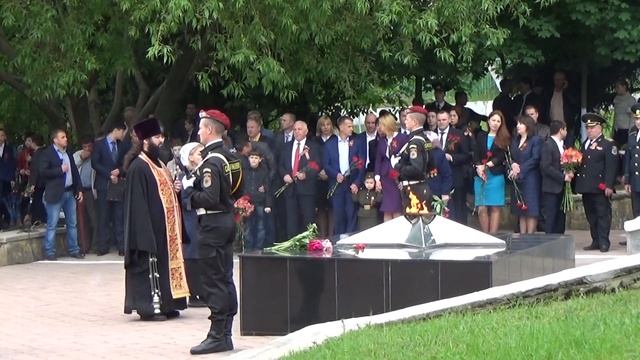 Батюшка читает за упокой у мемориала павшим воинам ВОВ. смотреть онлайн