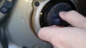 Видео: Как закрыть крышку лючка бензобака в ЛАДА ЛАРГУС (LADA LARGUS)?