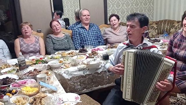 =В САДУ ГУЛЯЛА= смотреть онлайн