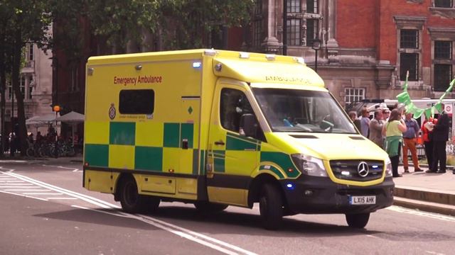 London Ambulance Service - '15 Mercedes Sprinter on Scene with Blues смотреть онлайн