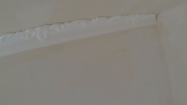 Как приклеить потолочный плинтус? (багеты) СВОИМИ РУКАМИ. смотреть онлайн