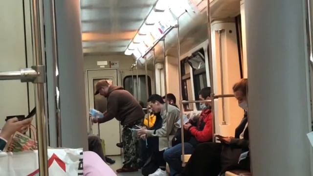 Мужчина с душой раздаёт маски пассажирам на Арбатской-Покровской линии метро Москвы смотреть онлайн