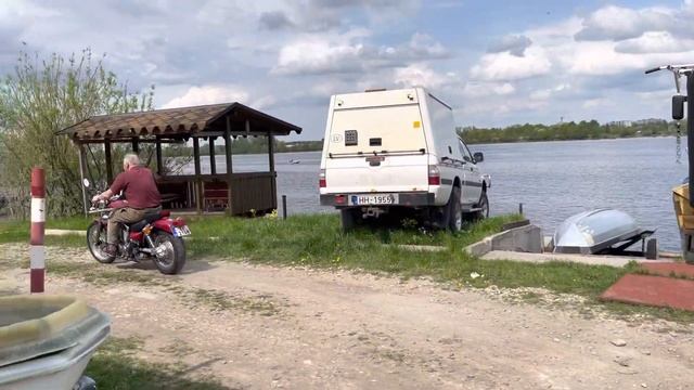С лопатой на мотоцикле смотреть онлайн